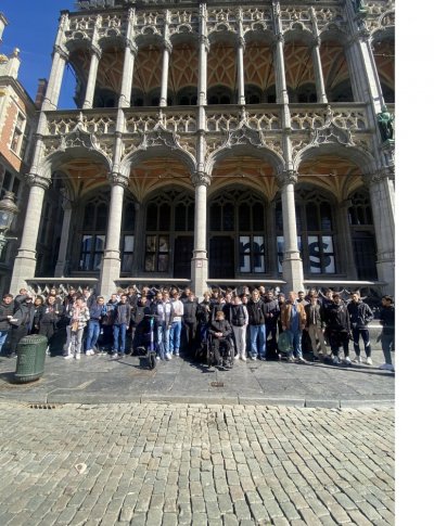 Les élèves sur la Grand-place de Bruxelles